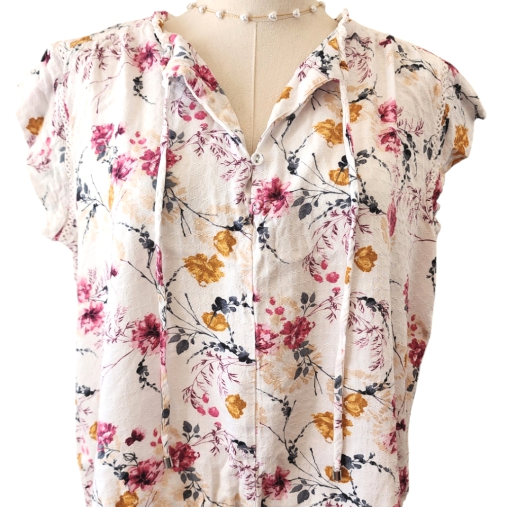Woven floral flutter sleeve peasant top. Medium